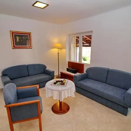 With Terrace And Garden Apartment Vela Luka